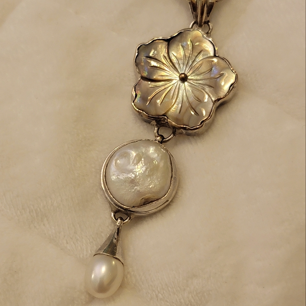 Stunning Sterling Silver Carved MOP & Pearl Flower Necklace - Picture 4 of 12